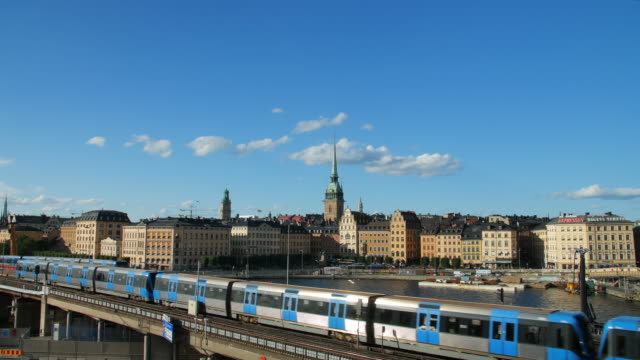 Ansicht-der-Stadt-Züge-und-Altstadt,-Stockholm
