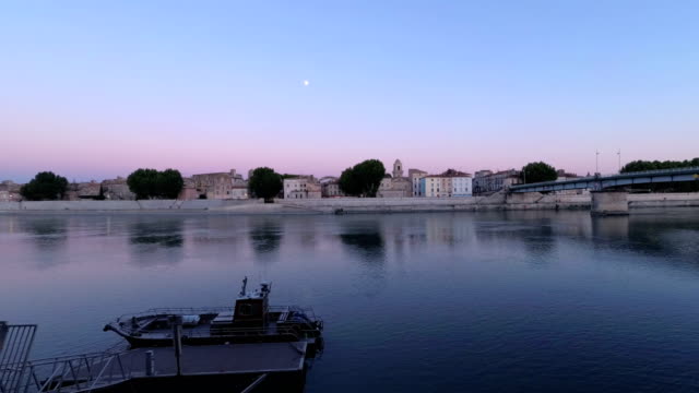 Schönen-Sommerabend-auf-dem-französischen-Fluss-Rhone-in-der-Stadt-Arles.-Zeitraffer.