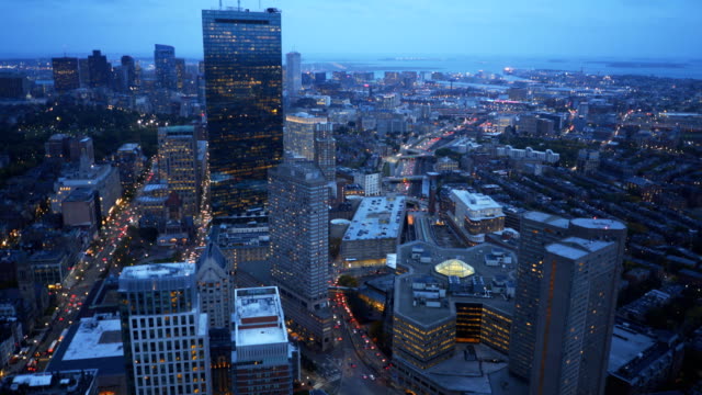 ein-Abend-Blick-auf-die-finanziellen-Bezirk-von-Boston-von-der-Aussichtsplattform-des-skywalk