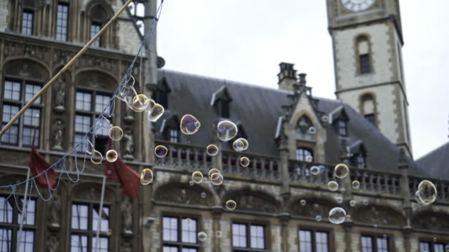 Soap-bubbles-in-centre-of-Ghent.