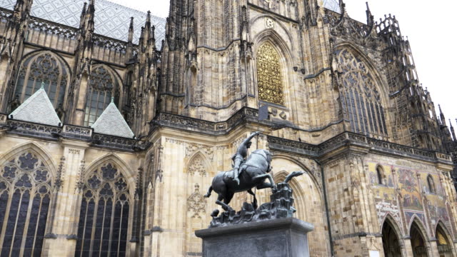 Pferd-und-St-George-Statue-im-Hof-des-St.-Veits-Dom-in-Prag