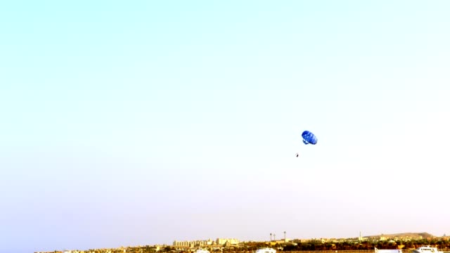 Aktive-parasailing-über-dem-Meer.-eine-der-Arten-von-outdoor-Aktivitäten,-Unterhaltung-für-Touristen-im-Sommer-am-Meer