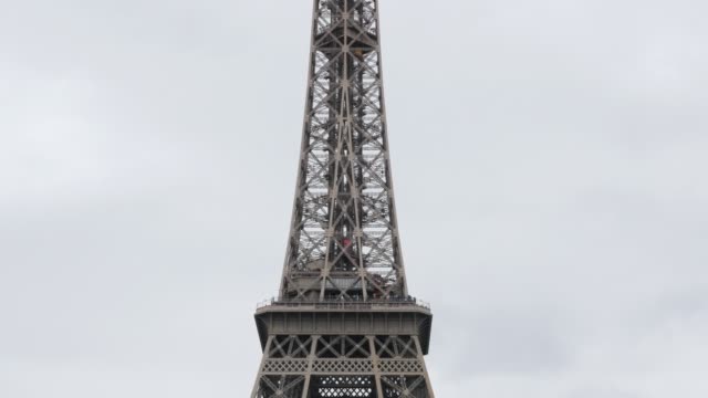 Tour-Eiffel-frente-a-las-nubes-por-el-día-París-Francia-4-K