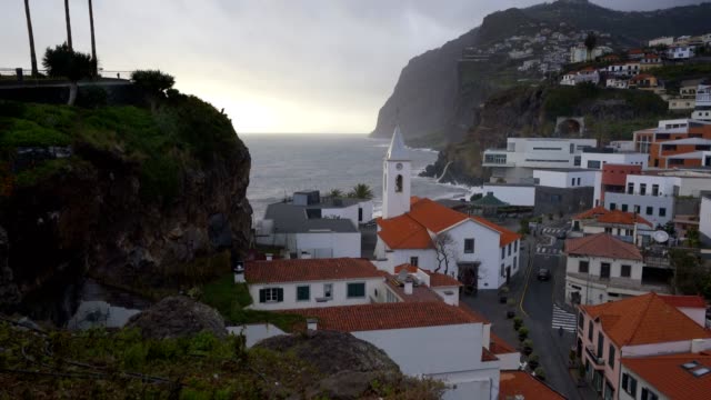 Blick-auf-die-São-Sebastião-Kirche-mit-Kap-Girão-in-Câmara-de-Lobos,-Madeira