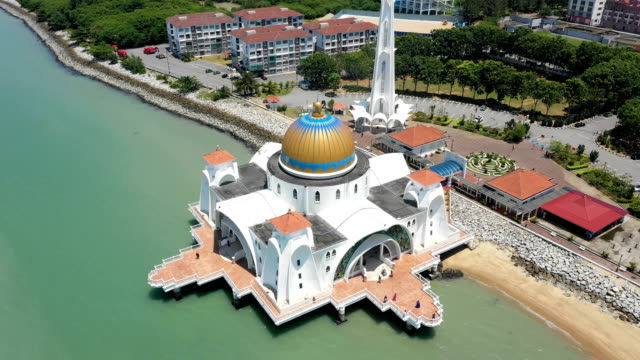 Luftaufnahme-von-Malacca-Landschaft-mit-Masjid-Selat-Melaka-tagsüber