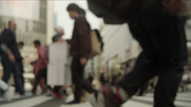 Slowmotion---Menschen-zu-Fuß-in-die-verschlüsselte-Kreuzung-in-Shibuya