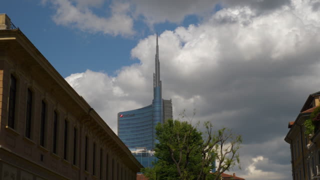 día-tiempo-Milán-ciudad-centro-vista-cámara-lenta-panorama-4k-Italia