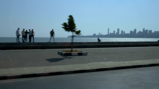 Disparo-en-movimiento-en-la-carretera-a-lo-largo-de-Mumbai-Worli-vía-de-enlace-marítimo-que-muestra-el-horizonte.