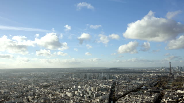 Paris,-Frankreich---20.-November-2014:-Weitwinkel-establishing-shot-Paris-city-und-den-Eiffelturm-mit-Schwenken-rechten-Einführung.-Tagsüber-bei
