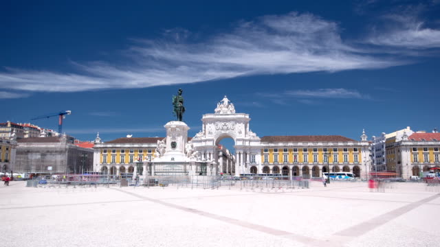 Commerce-pies-con-estatua-de-King-José,-en-el-centro-de-la-ciudad-de-Lisboa-Portugal,-cerca-del-Río-Tajo-timelapse-hyperlapse