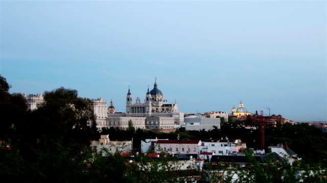 Almudena-Kathedrale,-Madrid,-Spanien.---Zoom