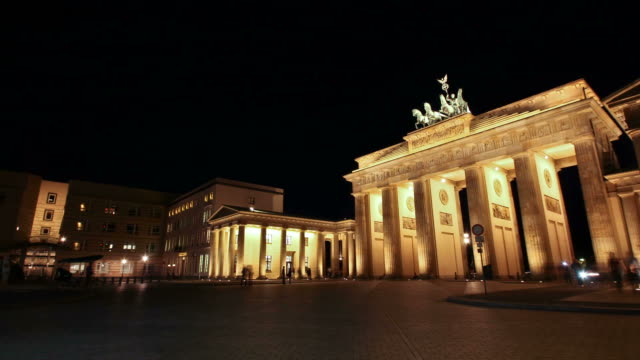 Berlín,-puerta-de-Brandenburgo-en-la-noche,-lapso-de-tiempo
