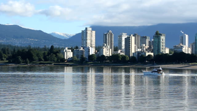Motor-Yacht,-English-Bay,-Vancouver