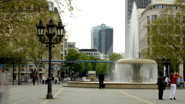 Frankfurt-fountain-time-lapse-zoom