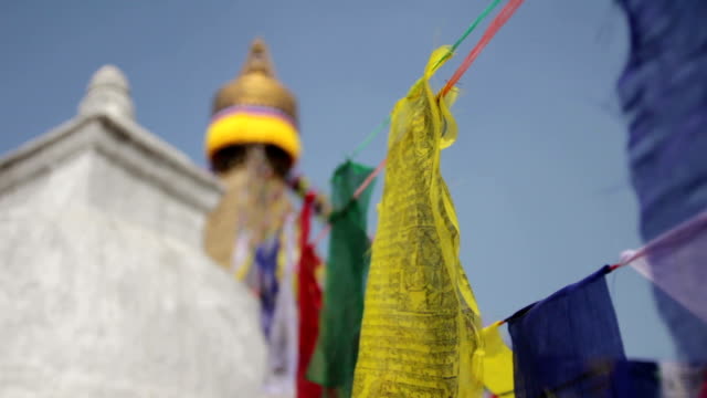Color-flags-fly-near-Boudha-por-estupa-en-Nepal