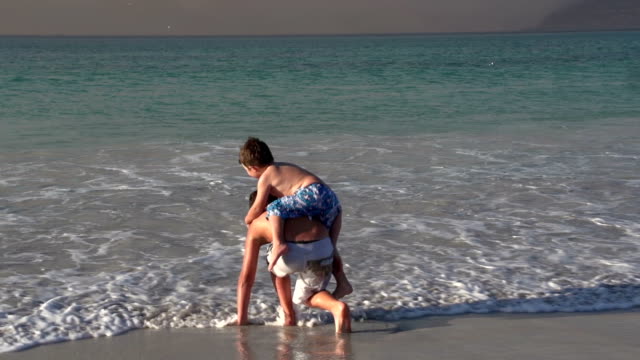 Zwei-Jungen-spielen-im-Meerwasser,-die-seichten-Cape-Town