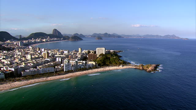 Flying-de-Ipanema-de-Copacabana-Beach,-Rio-de-Janeiro,-Brasil