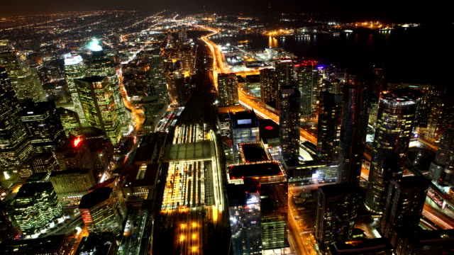Timelapse-Luftaufnahme-der-Verkehr-in-Toronto,-Kanada,-bei-Nacht