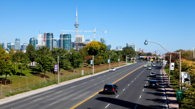 Belebten-Verkehr-in-Toronto-mit-Blick-auf-das-Stadtzentrum