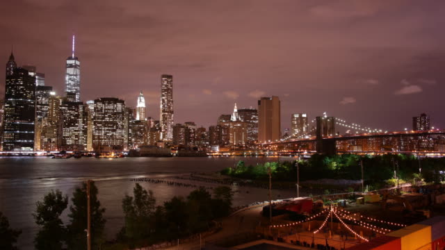 Luz-de-manhattan-por-la-noche-desde-brooklyn-de-Nueva-york-city-4-K-time-lapse