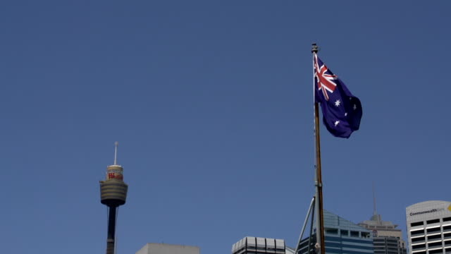 Australische-Flagge-mit-den-Sydney-tower-im-Hintergrund.