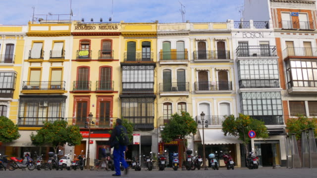 Sevilla-Farbige-wichtigsten-Straße-4-k-Spanien-scuter-Parken