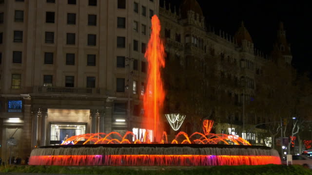 barcelona-traffic-circle-Brunnen-bei-Nacht-light-4-k-Spanien