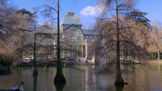 Spanien-sonniger-Tag-Teich-Blick-auf-Kristall-Palast-4-k-Madrid