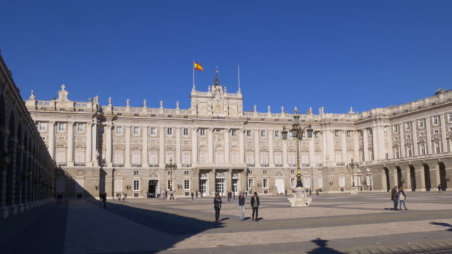 Spanien-sonnigen-Tag-madrid-royal-palace-panorama-square-4-K