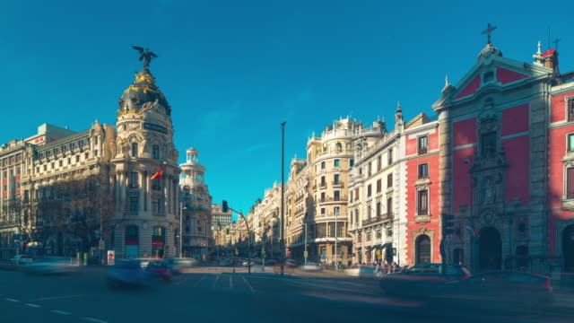 Luz-de-sol-gran-a-través-de-famoso-Madrid-Metropolis-cruce-el-semáforo-4-K-lapso-de-tiempo-de-España