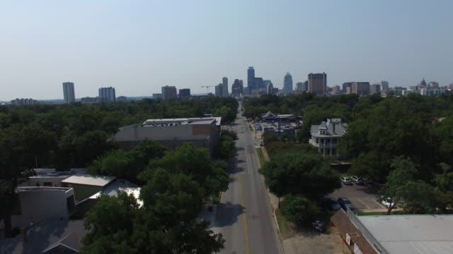 E.-Cesar-Chavez-St,-Luftbild-von-Auto-Verkehr-Straße-mit-Gebäuden-im-Hintergrund-–-Austin,-Texas,-VEREINIGTE-STAATEN