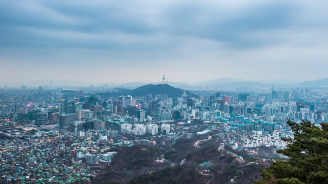 Lapso-de-tiempo-de-tráfico-Gyeongbokgung-Palacio-y-por-la-noche-en-seúl,-Corea-del-Sur.
