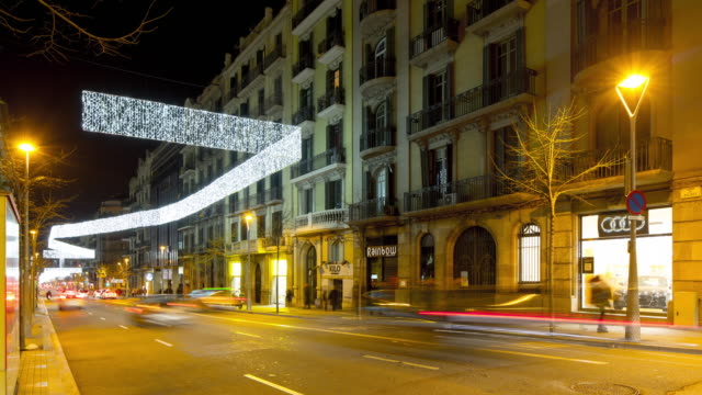 Luz-de-noche-de-tráfico-de-calle-de-Barcelona-decoración-festiva-de-4-k-lapso-de-tiempo-de-España