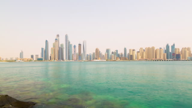 Emiratos-Árabes-Unidos-verano-puesta-de-sol-la-Marina-de-Dubai-Palma-Bahía-panorama-4-K-lapso-de-tiempo