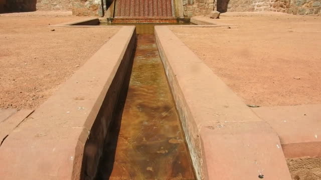 Brunnen-mit-Wasser-DRANAGE-System-im-mughal-Epoche