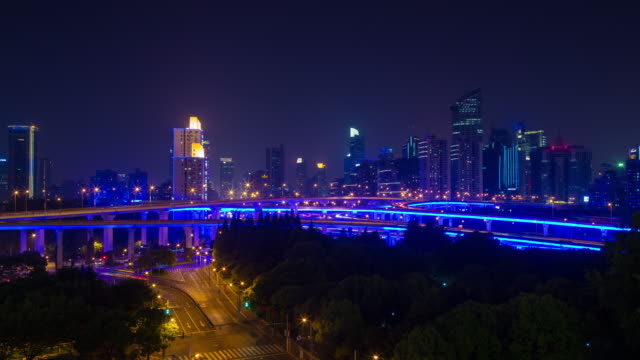 Tráfico-de-la-ciudad-de-Shanghai-en-la-noche