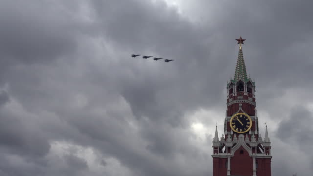 Chorros-de-agua-de-la-torre-Spassky-Kremlin-Volar