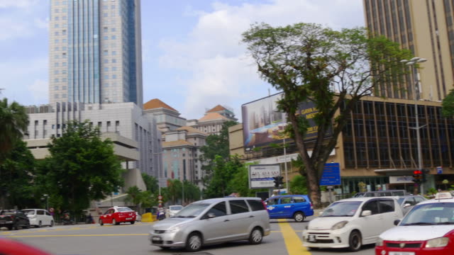 Malaysia-Kuala-Lumpur-Stadtzentrum-Tag-leichte-Straßenverkehr-Kreuzung-panorama
