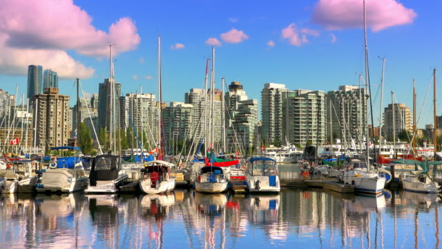 Skyline-von-Vancouver-British-Columbia-Kanada,-Gebäude-und-Boote-Reflexion