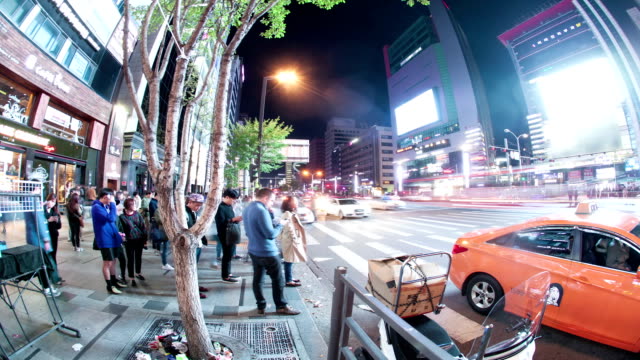 Timelapse-of-busy-night-street-in-Seoul,-South-Korea