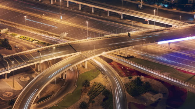 Nacht-Beleuchtung-Verkehrsknotenpunkt-Kreuzung-4-k-Zeit-verfallen-Dubai-Vereinigte-Arabische-Emirate