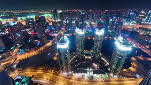 nächtlichen-Beleuchtung-Dubai-Marina-Verkehr-Straßen-Dach-Panorama-4-k-Zeit-verfallen-Vereinigte-Arabische-Emirate