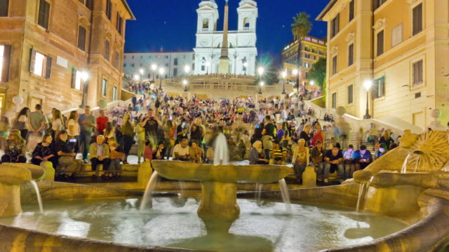Plaza-de-España-y-la-iluminación-en-la-noche-famosa-Italia-Roma-ciudad-fuente-panorama-4k-lapso-de-tiempo