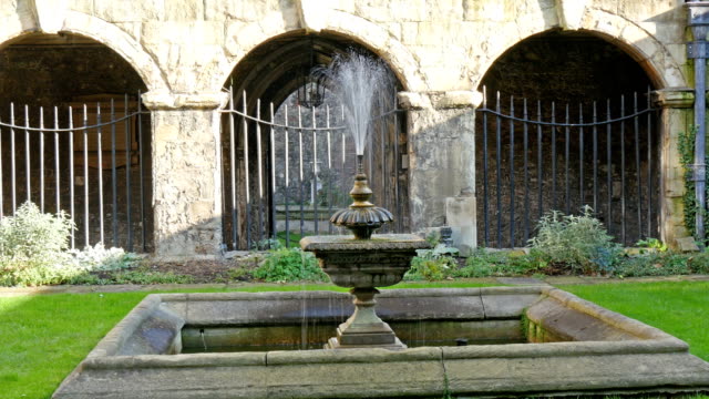 Der-Wasserbrunnen-auf-dem-Rasen-in-Westminster-Abbey-gefunden
