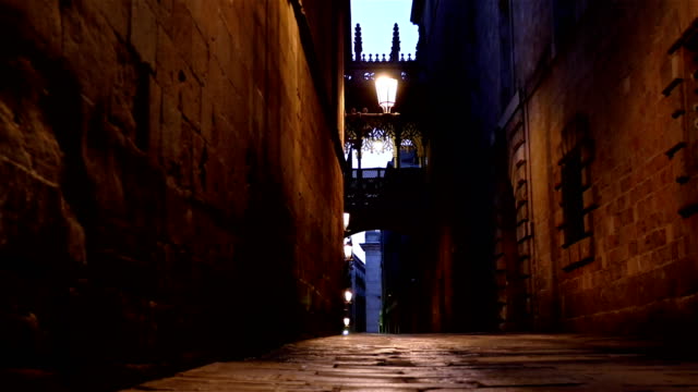 Street-in-the-Gothic-quarter-of-Barcelona-at-night,-dolly