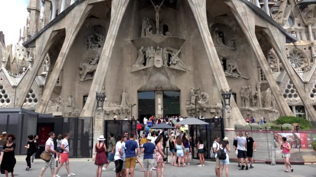 Touristen-am-Kirche-Sagrada-Familia-In-Barcelona