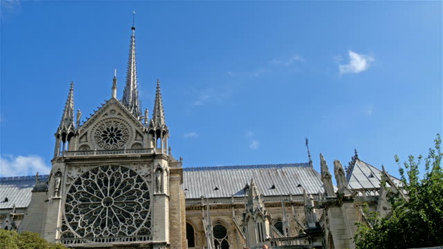 Die-gesamte-Außenansicht-der-Kathedrale-Notre-Dame