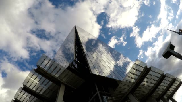 Wolkenkratzer-und-Wolken,-Geschäftshäuser,-London,-Uk,-Real-Time