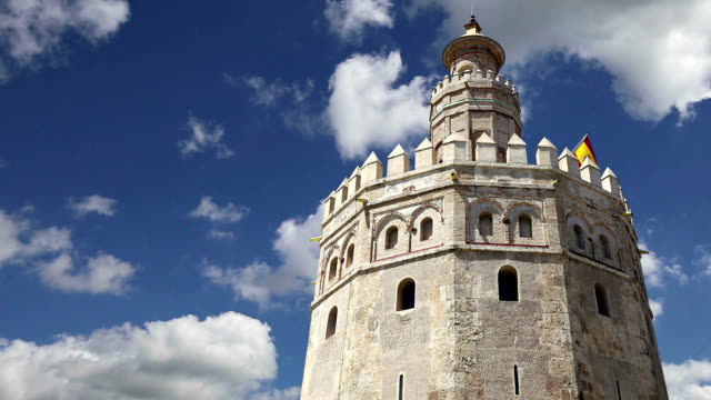 Torre-del-Oro-o-la-torre-del-oro-(siglo-XIII),-una-torre-dodecagonal-militar-árabe-medieval-en-el-sur-de-Sevilla,-Andalucía,-España