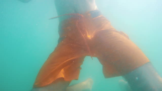 Unterwasser-Aufnahme-eines-Mannes,-Schwimmen-im-Meer